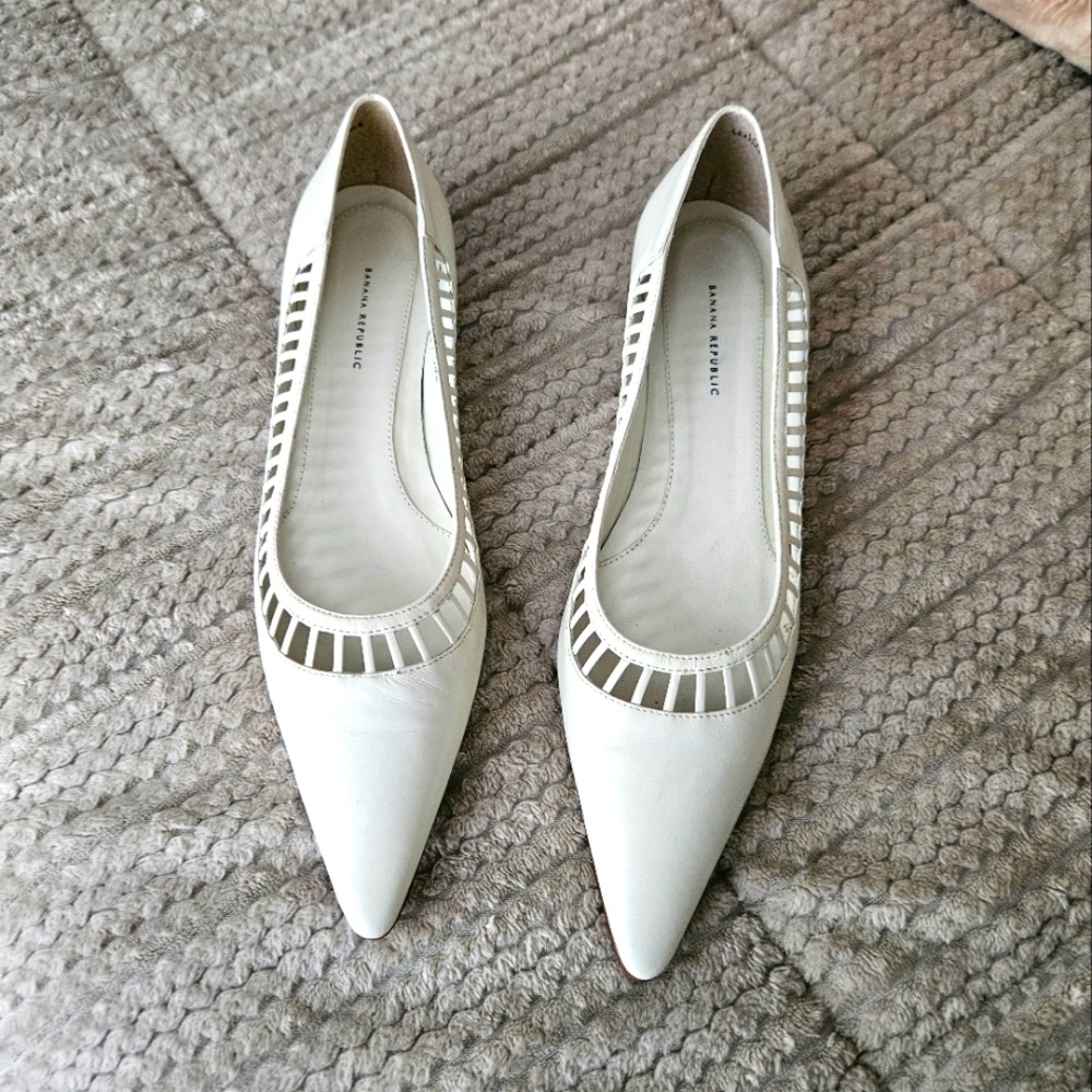 BANANA REPUBLIC | OFF WHITE KITTEN HEELS POINTED TOE SZ 7.5